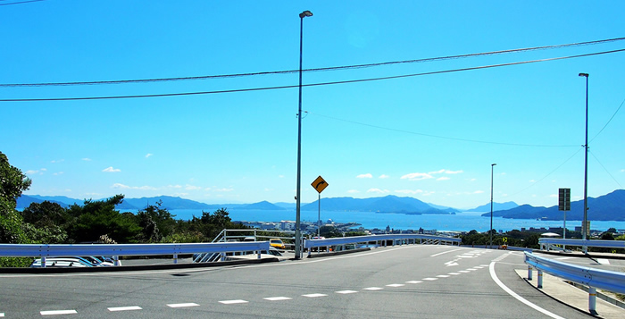 宮島スマートインター出口より、高速を下車。道なりに進みます。